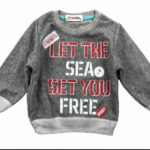 ΜΠΛΟΥΖΑ ΦΟΥΤΕΡ LET THE SEA SET YOU FREE ΓΚΡΙ