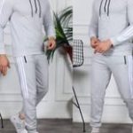 Αντρικό σετ φόρμα 100% βαμβακερή με κουκούλα με μικρό φερμουάρ με κορδόνι με λευκές ρίγες στο πλάι και στην μπλούζα και στο παντελόνι με τσέπες με φερμουάρ με λάστιχο