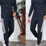 Αντρικό σετ φόρμα 100% βαμβακερή με κουκούλα με μικρό φερμουάρ με κορδόνι με λευκές ρίγες στο πλάι και στην μπλούζα και στο παντελόνι με τσέπες με φερμουάρ με λάστιχο