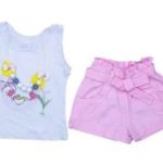 Σετ 3 τεμάχια κρεμαστό αμάνικο crop top παπάκι με φιογκάκι ξαπλώνει στα λουλούδια με στρας με ροζ σορτς με λαστιχο και ζώνη στη μέση 100 % βαμβακερό με τσέπες στο πλάι