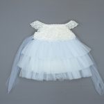 Aμάνικο φόρεμα τουτού baby blue κεντημένο με τρέσα όλο πέρλα με δαντέλα με βολάν δένει πίσω φιόγκος φοδραρισμένο 100% βαμβακερό